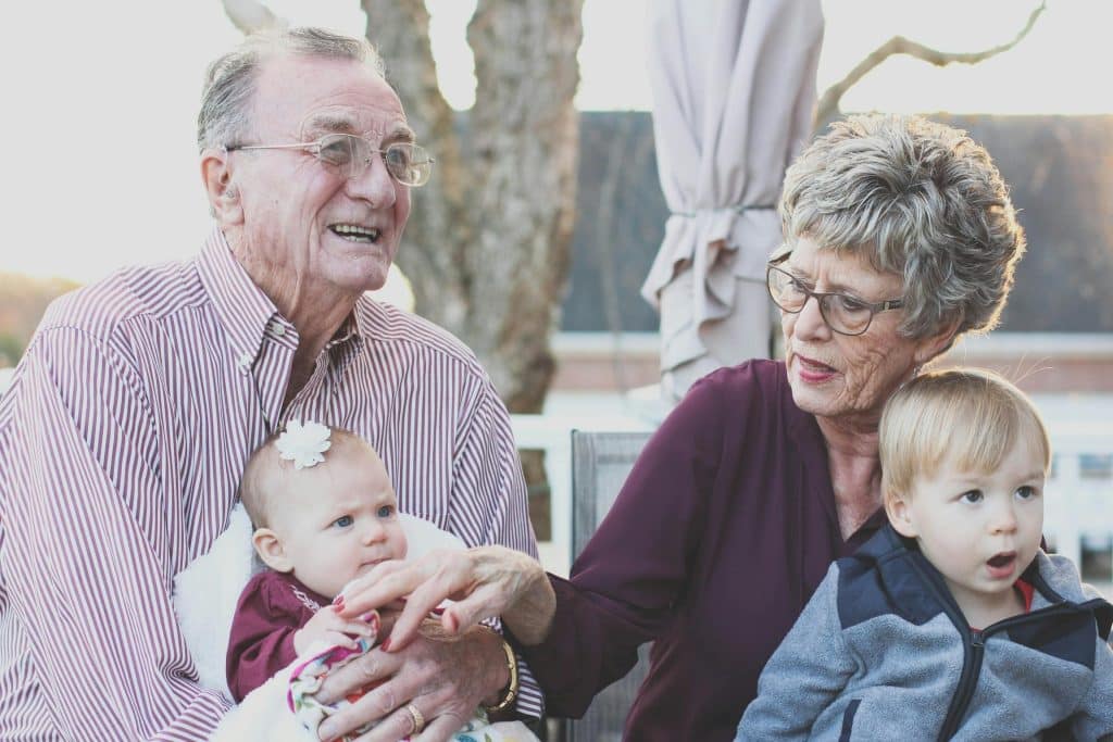 Seniorin und Senior mit ihren Enkelkindern